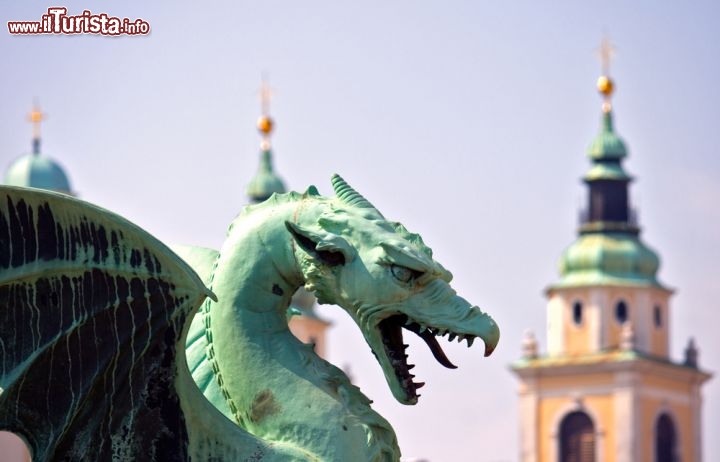 Immagine Il Drago simbolo di Lubiana, l'importante capitale della Slovenia - © EUROPHOTOS / Shutterstock.com