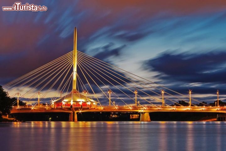 Immagine Il Provencher Bridge sul Red River del Nord a Winnipeg Canda - © Nelepl / Shutterstock.com