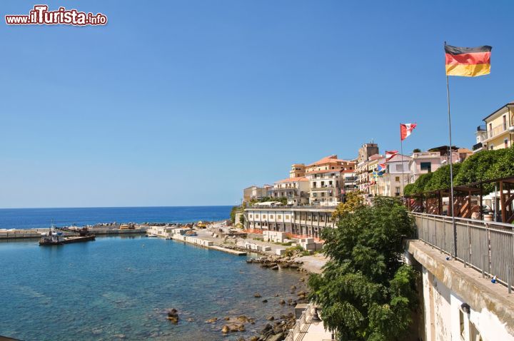 Immagine Il borgo costiero di Diamante sulla costa nord-occidentale della Calabria è famoso per il suo Festival del Peperoncino.
