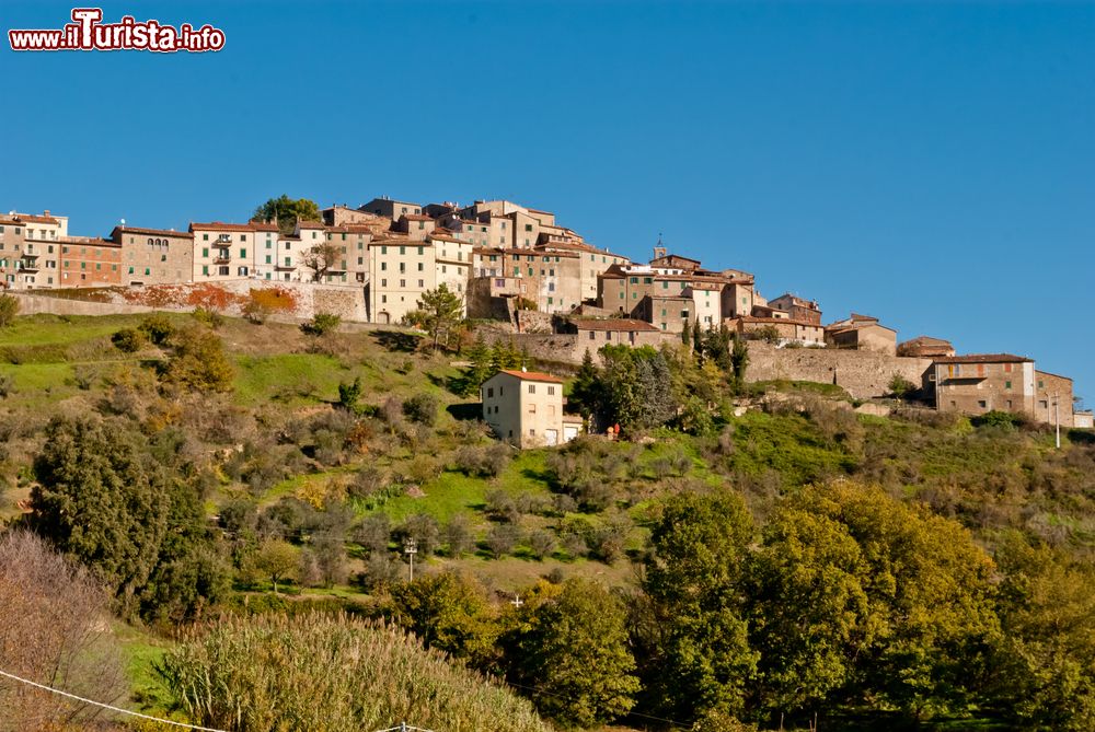 Immagine il borgo di Chiusdino, nel cuore della Toscana, provincia di Siena