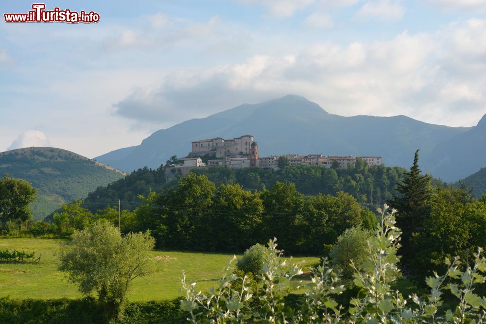 Immagine Il borgo di Frontone fotografato tra le verdi montagne delle Marche