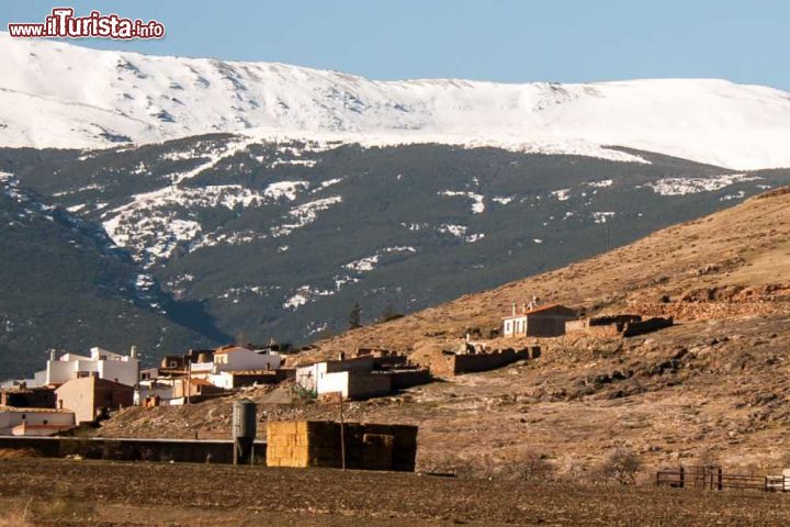 Immagine Il borgo di La Calahorra tra le montagne innevate della Sierra Nevada, Andalusia