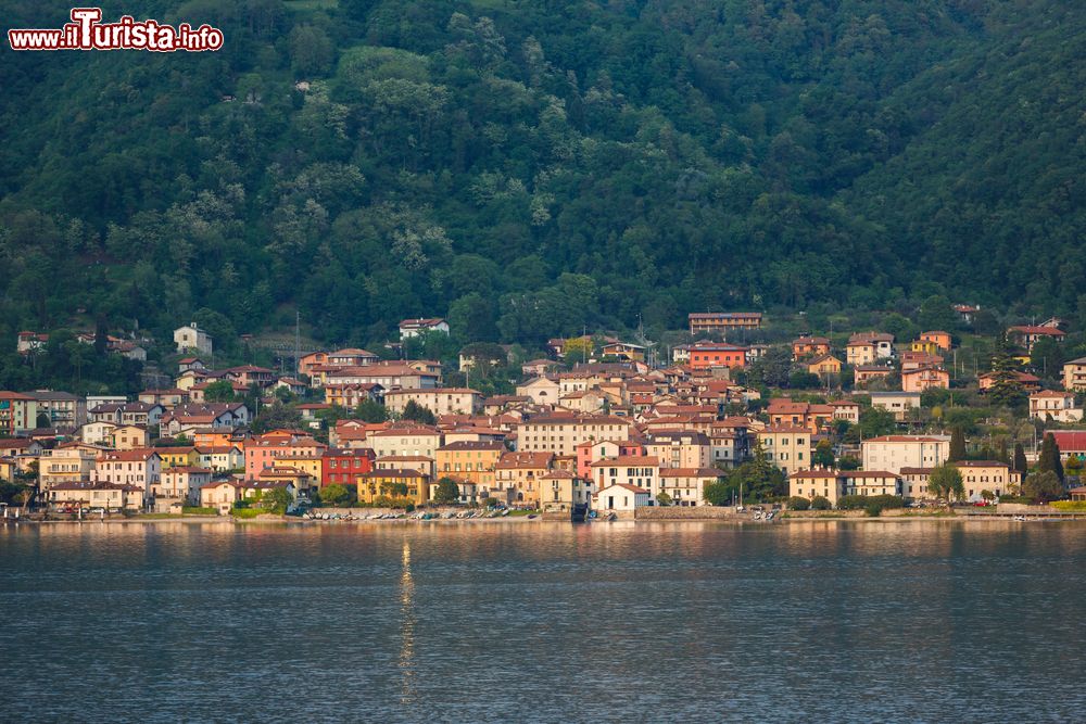 Immagine Il borgo di Mandello delle rive del Lago di Como o lago di Lario