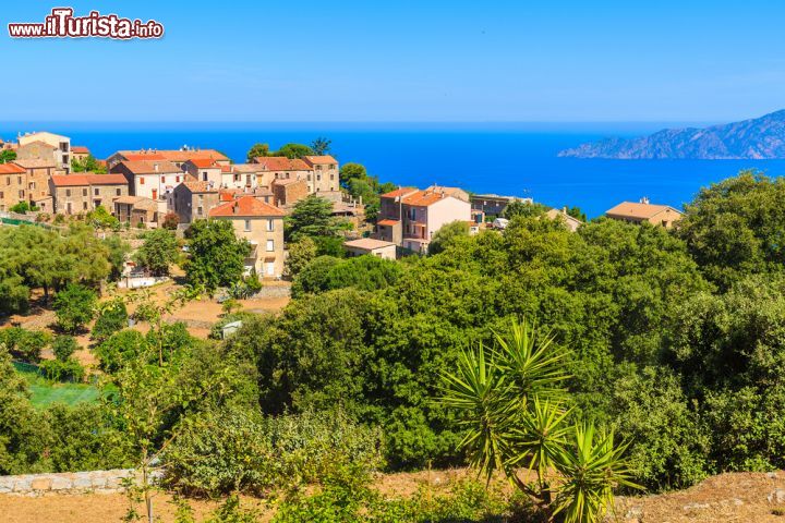 Immagine Il borgo di Piana in posizione panoramica sul mare della Corsica occidentale - © Pawel Kazmierczak / Shutterstock.com