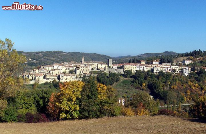 Immagine Il Borgo di PIetralunga tra le colline dell'Umbria