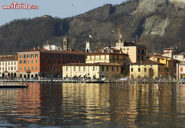 Immagine Il borgo di Sarnico si riflette sulle acque del Lago di Iseo in Lombardia - © m.bonotto  / Shutterstock.com