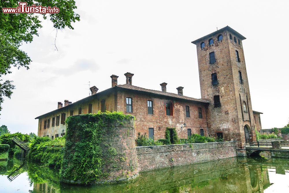 Immagine Il Castello di Mirazzano, il nucleo storico di Peschiera Borromeo vicino a Milano, Lombardia