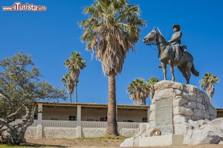 Immagine Il cavaliere germanico del sud ovest il monumento tedesco a Windhoek Namibia - © Reinhard Tiburzy / Shutterstock.com
