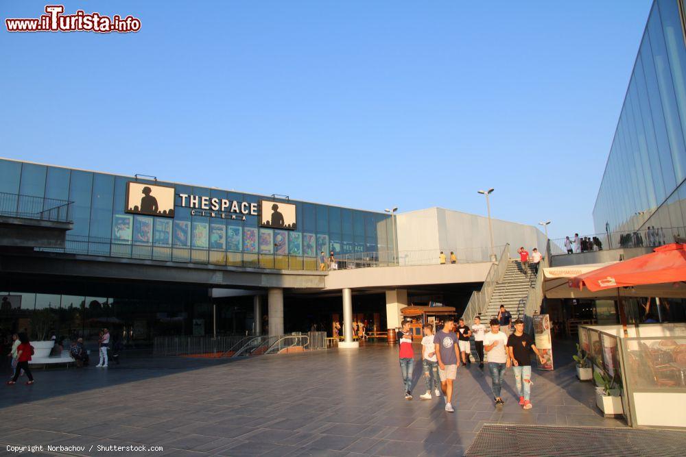 Immagine Il centro commerciale Etnapolis di Belpasso in Sicilia. - © Norbachov / Shutterstock.com