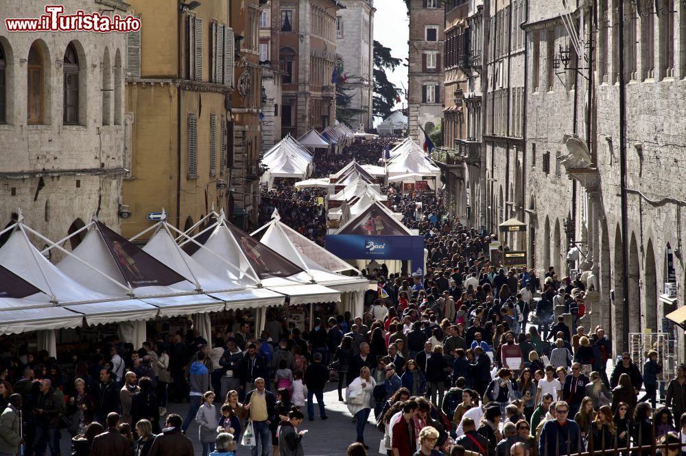 Immagine Il centro di Perugia affollato di turisti durante Eurochocolate, il Festival internazionale del Cioccolato - © www.eurochocolate.com