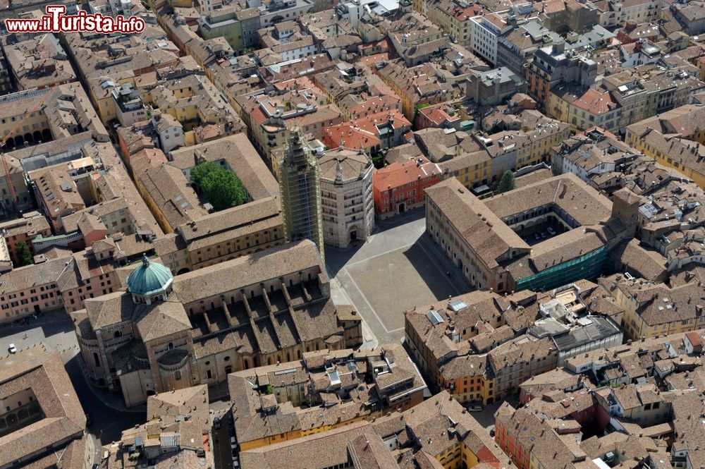 Immagine Il centro storico di Parma dall'alto: La Cattedrale, il Battistero, il Palazzo Vescovile e la Piazza Duomo