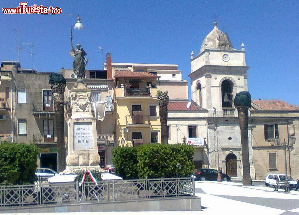 Immagine Il centro storico di Ramacca in Sicilia: la Piazza Regina Elena - © Azotoliquido, CC BY-SA 3.0, Wikipedia