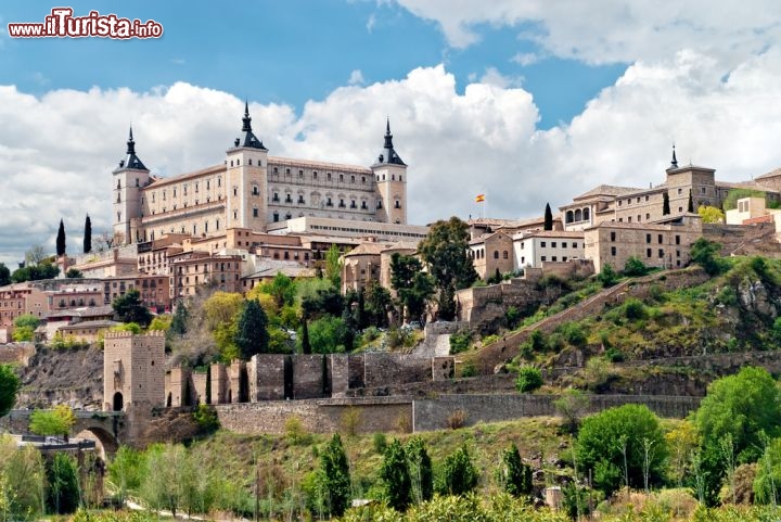 Immagine Il centro storico di Toledo (Spagna) è stato dichiarato Patrimonio dell'Umanità dall'UNESCO nel 1986: grazie ai suoi monumenti - più di un centinaio - in vari stili architettonici di varie epoche, dai palazzi signorili alle chiese e alle sinagoghe, è un vero e proprio "museo urbano" - © Gubin Yury / Shutterstock.com