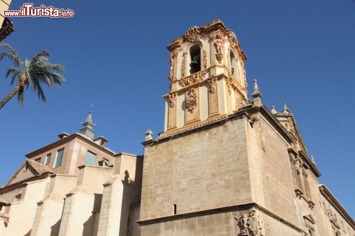 Immagine Il Collegio di San Domenico a Orihuela, Spagna. Questo edificio religioso, costruito in stile barocco, è uno dei luoghi di culto più importanti della città che si affaccia sul Mar Mediterraneo