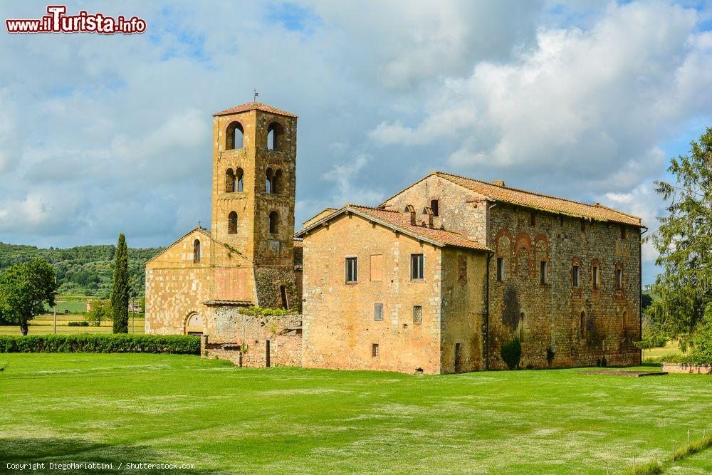 Immagine Il complesso di San Giovanni Battista  a Sovicille in provincia di Siena (Toscana) - © DiegoMariottini / Shutterstock.com