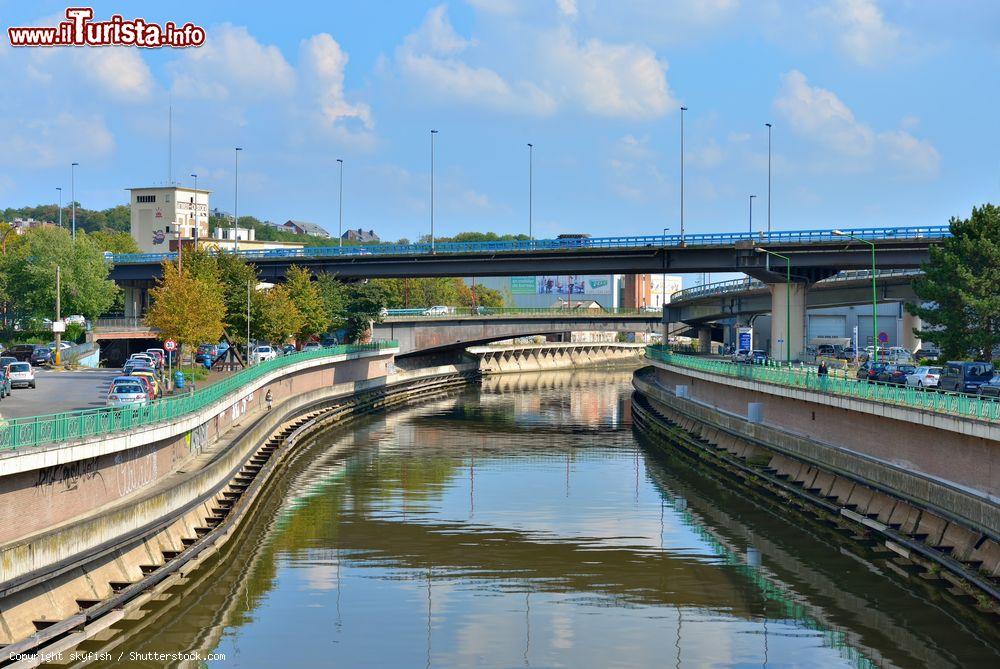 Immagine Il fiume Sambre a Charleroi (Belgio) attraversa la zona industriale della città - © skyfish / Shutterstock.com