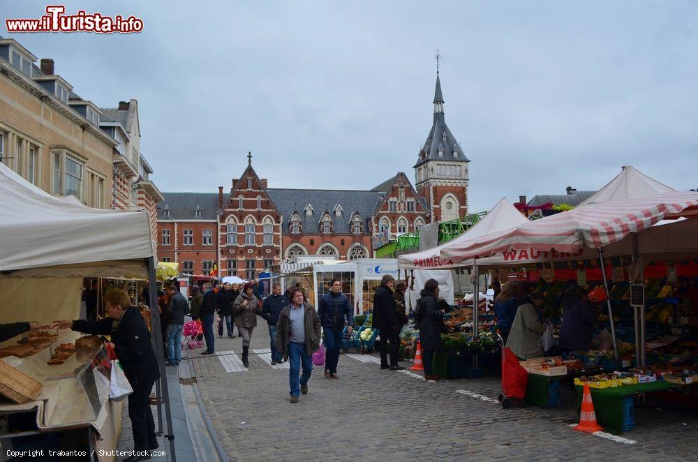 Immagine Il grande mercato nei pressi del Palazzo di GIustizia di Nivelles - © trabantos / Shutterstock.com