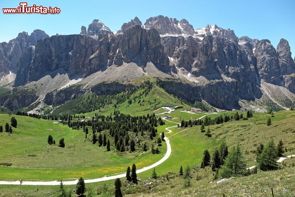 Immagine Il Gruppo del Sella in Trentino Alto Adige, e la strada della Val Gardena non lontano da Selva