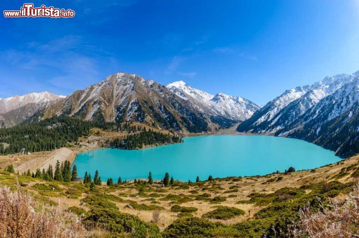 Immagine Il lago Almaty Lake, dal particolare colore verde, tra le montagne del Kazakistan meridionale, non lontano dall'omonima città e dal confine con il Kirzigistan. - © RAndrei / Shutterstock.com