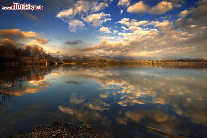 Immagine Il lago di Ragogna al tramonto, Friuli - © gianfrancopucher / Shutterstock.com