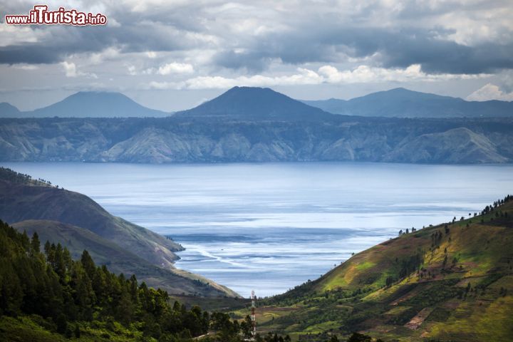 Immagine Il lago Toba nel nord di Sumatra è un potente Supervulcano dell'Indonesia - © Karpov Oleg / Shutterstock.com