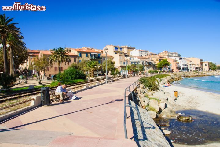 Immagine  Il lungomare di Isola Rossa in Corsica - ©  RnDmS / Shutterstock.com