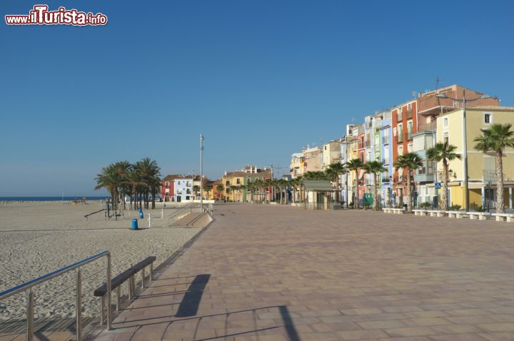 Immagine Il lungomare di La Vila Joiosa nella Comunità Valenciana, Spagna. Ci troviamo sulla Costa Blanca nella provincia di Alicante.