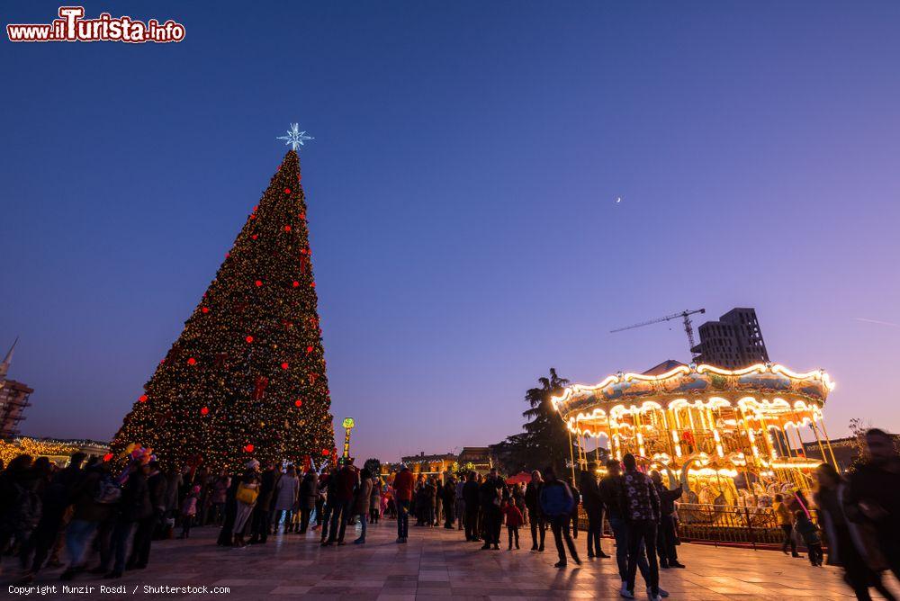 Immagine Il mercato di Natale in piazza Skanderbeg a Tirana (Albania) fotografato di sera con le decorazion luminose accese - © Munzir Rosdi / Shutterstock.com