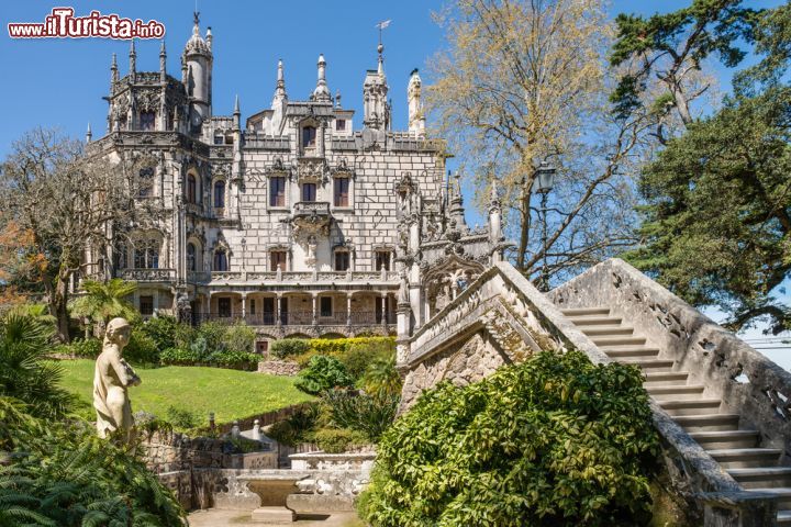 Immagine Il Palazzo (Palácio) da Regaleira, detto anche Quinta da Regaleira, è una delle residenze più belle a Sintra - © homydesign / Shutterstock.com