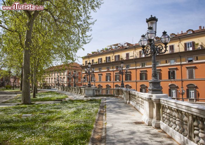 Immagine Il Parco della Montagnola a Bologna: la vista verso via dell'Indipendenza. E' stato il primo vero giardino pubblico della città - © peter jeffreys / Shutterstock.com