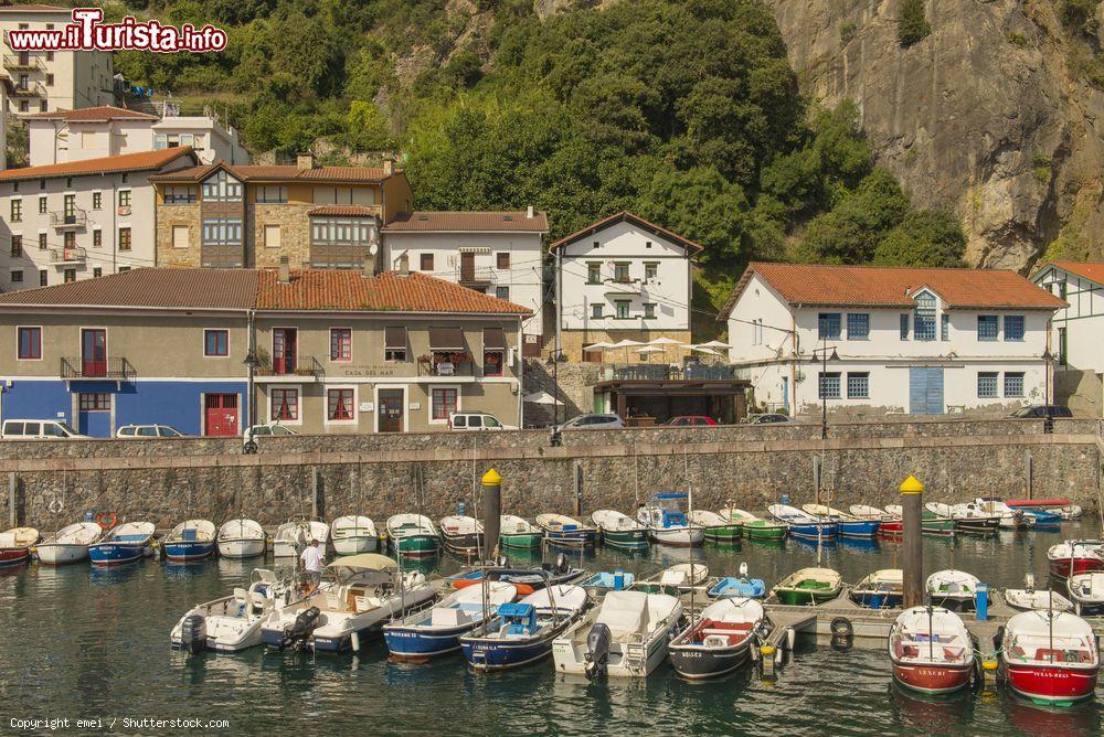 Immagine Il porto di Elantxobe, piccola perla turistica dei Paesi Baschi, lungo la costa settentrionale della Sapgna - © emei / Shutterstock.com