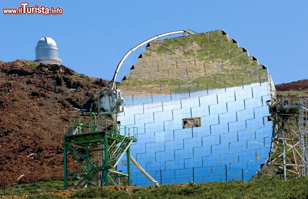 Immagine Il Telescopio Magic, per l'astronomia a raggi gamma installato presso l'Osservatorio ORM di Rique de los Muchachos, isole Canarie
