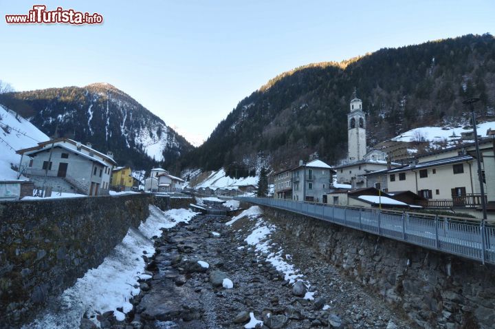 Immagine Il torrente Bitto di Gerola e il centro di Gerola Alta in Valtellina, Lombardia.