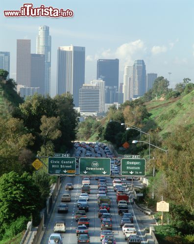 Immagine Il traffico della Pasadena Freeway,  in direzione Los Angeles che compare con la sua skyline all'orizzonte - © Joseph Sohm / Shutterstock.com