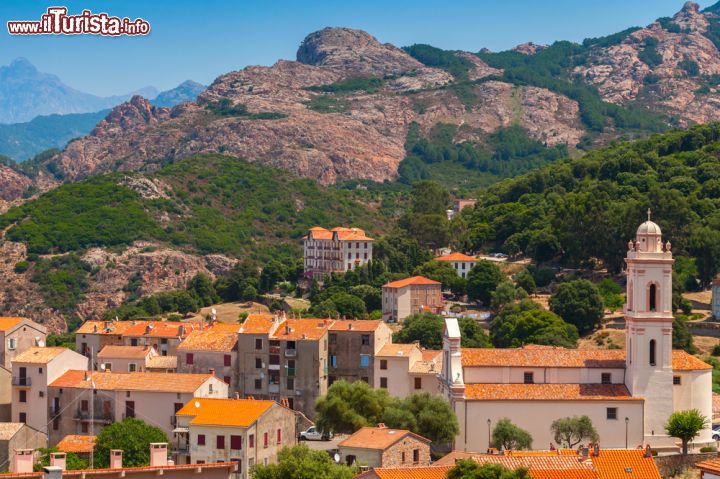 Immagine Il villaggio di Piana in Corsica occidentale famoso per i suoi calanchi - © Eugene Sergeev / Shutterstock.com