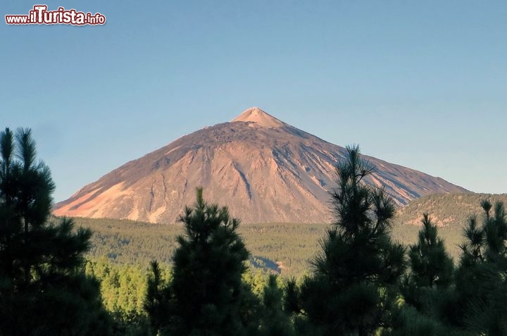 Immagine Il maestoso vulcano Teide con i suoi 3718 metri s.l.m. è la vetta più alta di tutta la Spagna, nonchè il cuore di Tenerife (Canarie).