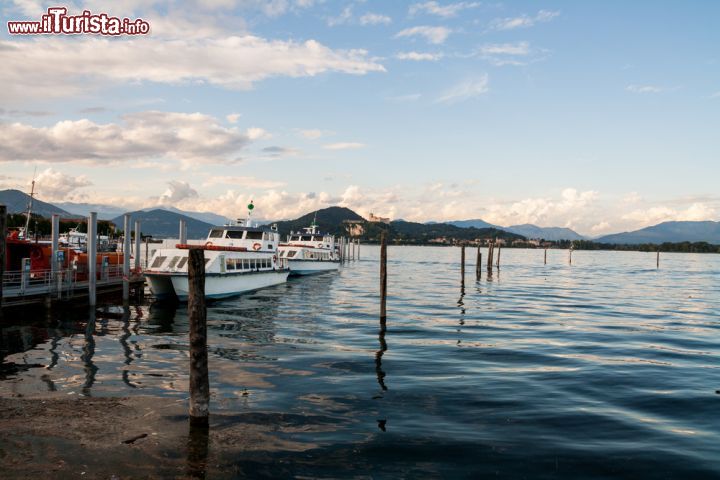 Immagine Imbarcazioni ormeggiate sul lago Maggiore a Arona, Piemonte - Per andare alla scoperta del lago e dei suoi paesaggi si possono effettuare interessanti escursioni in barca © gab90 / Shutterstock.com