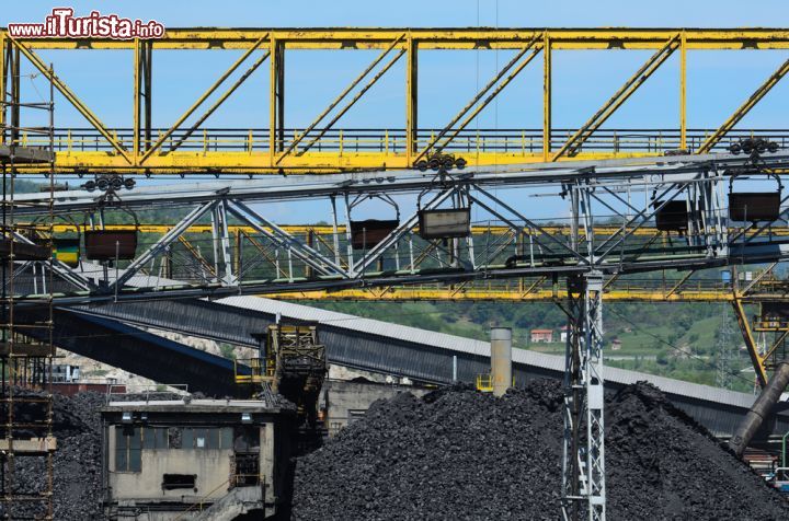 Immagine Industria per la produzione di carbone a Cairo Montenotte - © Erick Margarita Images / Shutterstock.com
