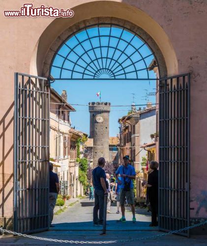 Immagine L'ingresso al borgo di Bagnaia, frazione del comune di Viterbo (Lazio).