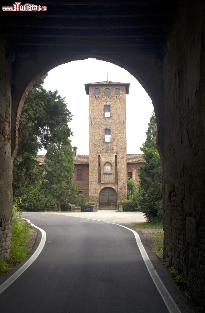 Immagine Ingresso al complesso di Mirazzano, il castello storico di Peschiera Borromeo (Lombardia)