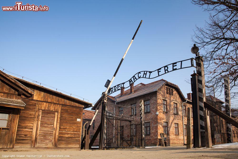 Immagine L'ingresso del campo di concentramento nazista di Auschwitz (Oświęcim, Polonia) con la famosa scritta "Arbeit macht frei" (Il lavoro rende liberi) - foto © Szymon Kaczmarczyk / Shutterstock.com