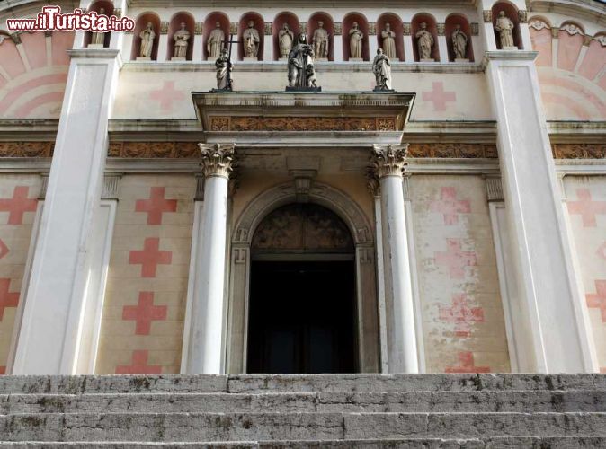 Immagine Ingresso chiesa Santa Maria Nascente Pieve di Cadore - © Fulcanelli / Shutterstock.com