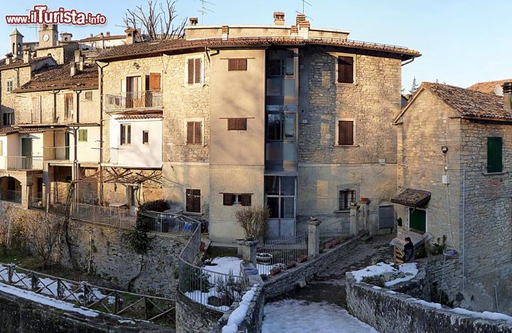 Immagine Ingresso del borgo di Portico valle fiume Montone in Romagna - © Zitumassin - CC BY 3.0 - Wikimedia Commons.