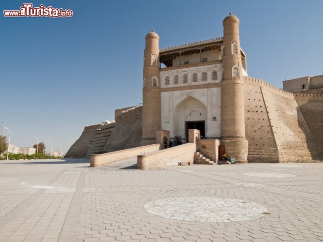 Immagine Ingresso del forte di Bukhara (Ark)  la famosa antica città dell'Uzbekistan - © Anatolijs Laicans / Shutterstock.com