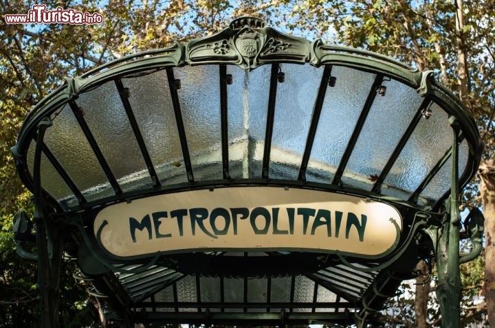 Immagine L'ingresso della storica stazione della metro Abesses a Parigi - © HUANG Zheng  / shutterstock.com