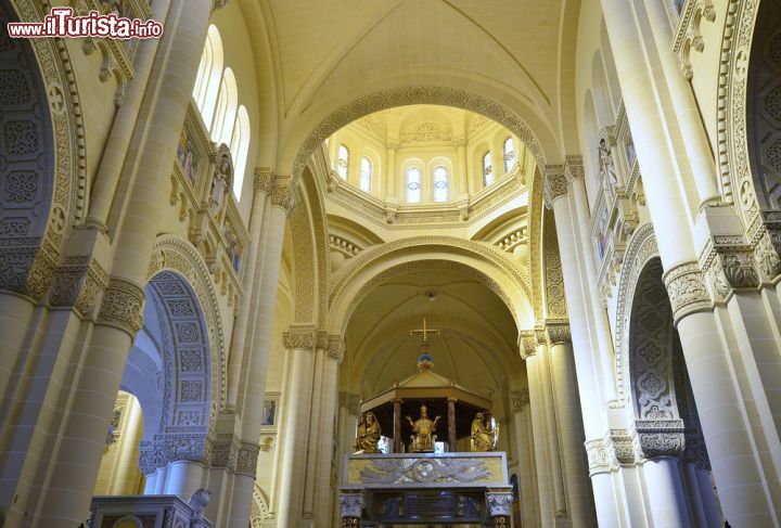 Immagine La navata centrale della chiesa di ta Pinu a Gharb, isola di Gozo, Malta - © Karel Gallas / Shutterstock.com
