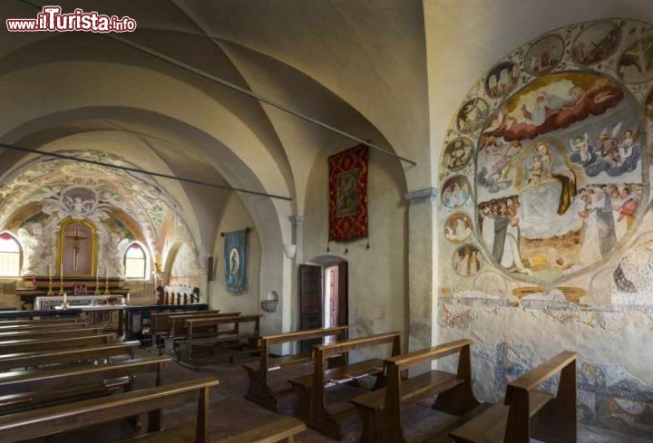 Immagine L'interno raccolto della chiesa di Santa Marta a Lezzeno, sul Lago di Como in Lombardia - © www.triangololariano.it