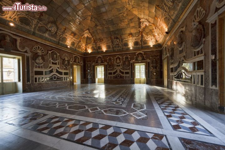 Immagine L'Interno di Villa Palagonia, una delle residenze più famose di Bagheria di Palermo - © Angelo Giampiccolo / Shutterstock.com