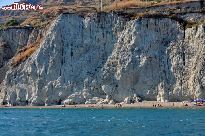 Immagine La spiaggia dei Maronti ad Ischia (Campania), dominata dalla spettacolare falesia bianca alle sue spalle.