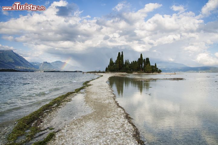 Immagine La piccola Isola di San Biagio sul Lago di Garda vicino a a Manerba, provincia di Brescia (Lombardia) - © Nicola Bertolini / Shutterstock.com